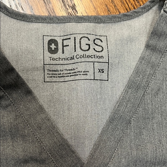 Figs Women’s Heather gray scrub set, size XS - Picture 3 of 7
